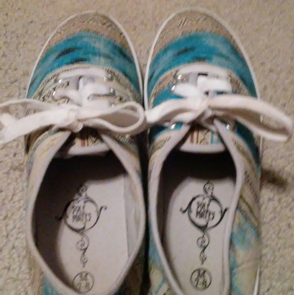 Shoes - Picture 3 of 7